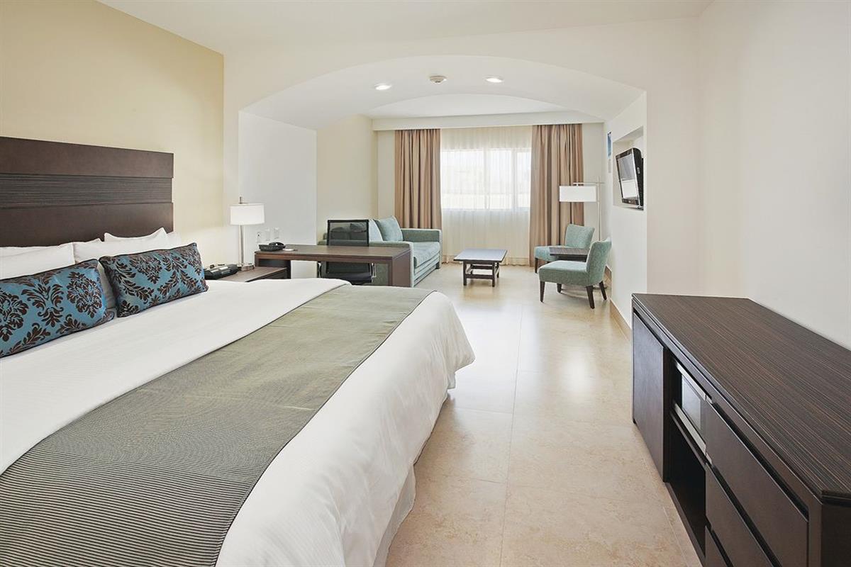 Wyndham Garden Cancun Downtown – King Bedroom