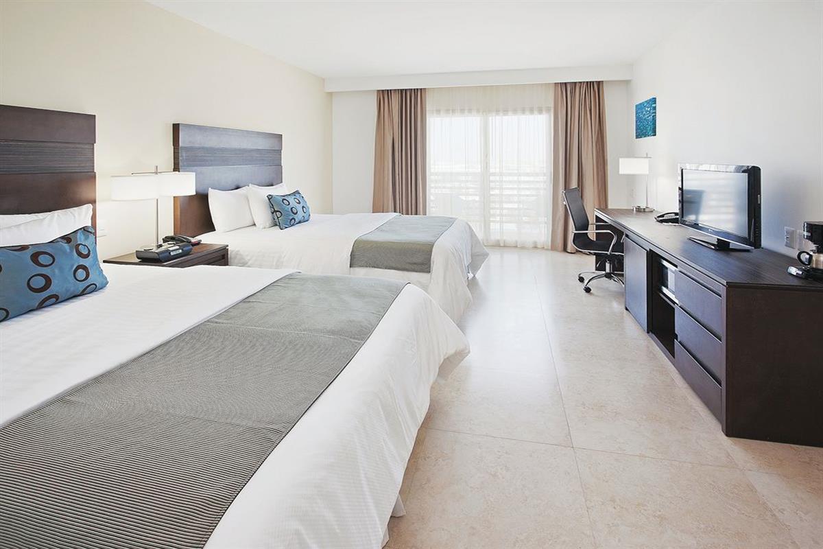 Wyndham Garden Cancun Downtowns – King Bedroom