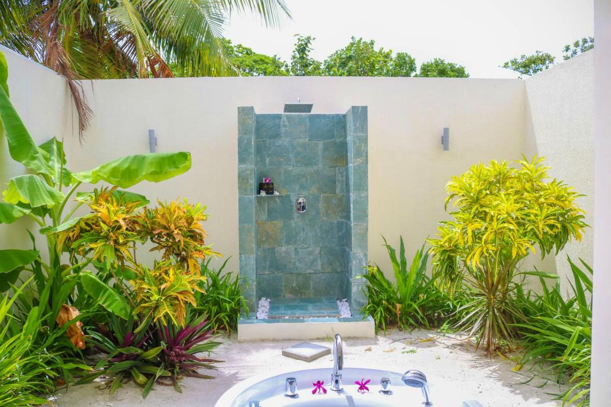 Furaveri Island Resort & Spa – Prysznic w willi z widokiem na ogród
