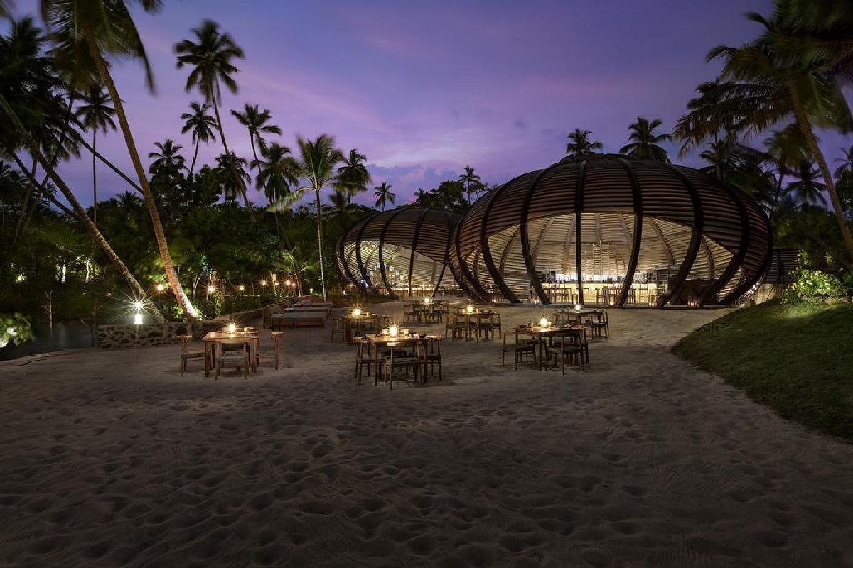 Anantara Peace Haven – Restauracja na plaży