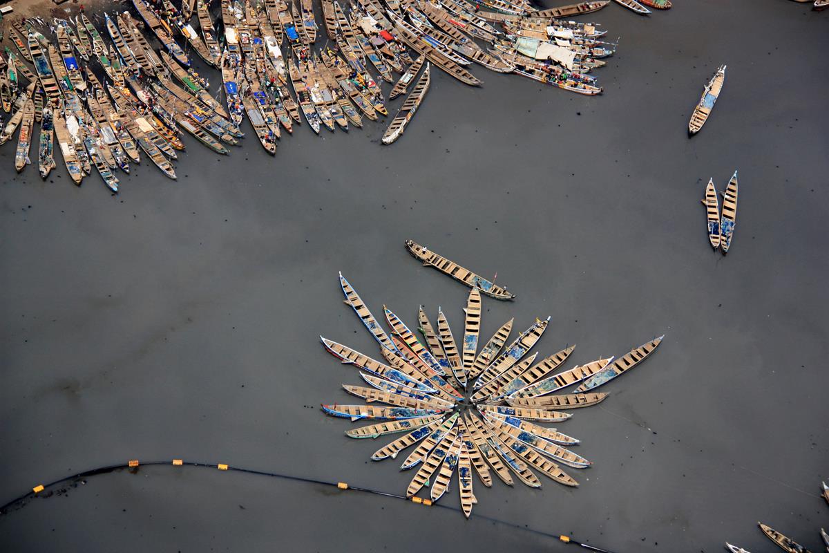 Akra – Widok z lotu ptaka na łodzie rybackie zacumowane w porcie Tema