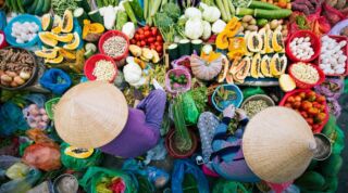 Wietnam to raj dla fanów owoców – ale nie wszystko smakuje jak mango 🥭 Co Was zaskoczyło najbardziej? Durian? Ręka Buddy? A może słodki rambutan na ulicznym straganie? 🍈 Coś jeszcze dziwniejszego? Dajcie znać!