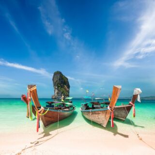 🌏 Dokąd wybierzesz się tej zimy? ✈
Do pachnących przyprawami ulic Bangkoku, na rajskie plaże Koh Lipe, a może do klimatycznego Chiang Mai – miasta świątyń, nocnych targów i festiwalu lampionów? A może do Ajutthaji – dawnej stolicy pełnej świątyń i historii, gdzie każdy kamień opowiada własną legendę?
Jedno jest pewne – zimą w Tajlandii znajdziesz więcej niż tylko słońce!
#planetescape #thailand #travelthailand #explorethailand #neverstopexploring #bestplacestogo #tailormadeholidays #tajlandia #wakacje #podrozeszytenamiare