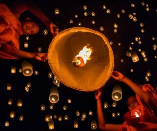 🌕 Loy Krathong – najpiękniejsza noc w Tajlandii 🇹🇭
Raz w roku, w noc pełni księżyca, Tajlandia rozświetla się tysiącem maleńkich świateł. Mieszkańcy puszczają na wodę koszyczki z liści bananowca, kwiatów i świeczek, dziękując naturze i symbolicznie żegnając to, co chcą zostawić za sobą. ✨
W 2025 roku festiwal odbędzie się 6 listopada – wtedy rzeki i jeziora wypełnią się światłem, a niebo nad Chiang Mai rozbłyśnie tysiącami lampionów. 🌟
To jedna z tych chwil, dla których naprawdę warto być w Tajlandii!
Byliście kiedyś w Tajlandii podczas Loy Krathong? A może macie to na swojej podróżniczej liście marzeń? Dajcie znać w komentarzach! 💛
#PlanetEscape #tajlandia #loykrathong #festival #thailandfestival #chiangmai #laternsfestival #travel #nevesrtopexploring #thailand