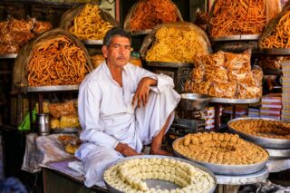 🍛 Czego warto spróbować w Indiach? 🇮🇳
Indie smakują przyprawami, kolorami i aromatami, które zostają w pamięci na długo. Oto kilka dań, które koniecznie trzeba poznać:
🥘 Butter chicken – kremowy, maślany sos i miękki kurczak, klasyka z Delhi.
🍛 Korma – delikatne curry o aksamitnej konsystencji i bogatym smaku przypraw.– delikatne curry z warzywami w aksamitnym sosie kokosowym.
🧀 Paneer tikka – grillowany indyjski ser w marynacie z jogurtu i przypraw.
🥟 Samosa – chrupiące trójkąciki z pikantnym farszem, idealne na przekąskę.
🍞 Naan – miękki, ciepły chleb z pieca tandoor, którym najlepiej zbiera się sos.
🥭 Mango lassi – orzeźwiający napój z mango i jogurtu, idealny po ostrym curry.
🍵 Masala chai – aromatyczna herbata z mlekiem i przyprawami – obowiązkowy rytuał każdego dnia.
Indie to uczta dla zmysłów – pachną, smakują i zostają w sercu. ❤️
👉 A Wy? Jakie indyjskie danie skradło Wasze serce? Podzielcie się w komentarzach! 🇮🇳👇
#planetescape #indie #podrozeszytenamiare