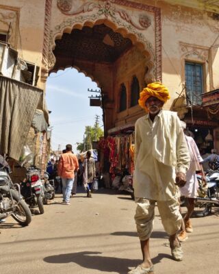 🇮🇳 𝗭𝗮 𝗰𝗼 𝗸𝗼𝗰𝗵𝗮𝗺𝘆 𝗜𝗻𝗱𝗶𝗲? 🕌🙏 🌶
🔸Za kolory, które nigdy nie blakną.
🔸Za aromat przypraw unoszący się w powietrzu.
🔸Za chaos, który z czasem okazuje się harmonią.
🔸Za uśmiechy ludzi, którzy mają w sobie cały świat.
🔸Za świątynie wtopione w codzienność i codzienność, która bywa święta.
🔸Za to, że nigdzie indziej nie czuje się tak intensywnie – zapach, smak, dźwięk, emocje.
Indie nie dają się opisać. Indie trzeba przeżyć!
Zdjęcia dzięki uprzejmości Szczepana M.
#planetescpe #india #visitindia #adventure #travel #neverstopexploring #indie #podroz #podrozeszytenamiare #biuropodrozy