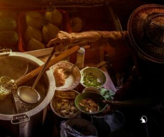 🍜 Czego warto spróbować w Tajlandii? 🥭
🥢 Pad Thai – kultowy makaron smażony z tofu, krewetkami, kiełkami i orzeszkami.
🌶 Tom Yum – pikantno-kwaśna zupa z krewetkami i trawą cytrynową.
🍛 Zielone curry – kremowe, aromatyczne i pełne ziół.
🥭 Mango sticky rice – kleisty ryż z mlekiem kokosowym i słodkim mango.
☕️ Thai iced coffee – mocna kawa z lodem i skondensowanym mlekiem – idealna na upał!
👉 A czego Wy próbowaliście w Tajlandii? Macie swoje ulubione danie? Dajcie znać w komentarzach! 🇹🇭👇
#planetescape #thailand #streetfood #bangkok #chiangmai #chinatown #padthai #foodielife #thaifood #floatingmarket #bestfoodever #travel #travelagency #tailormadeholidays #tajlandia #podrozeszytenamiare #wakacje #egzotyka #tajskiejedzenie