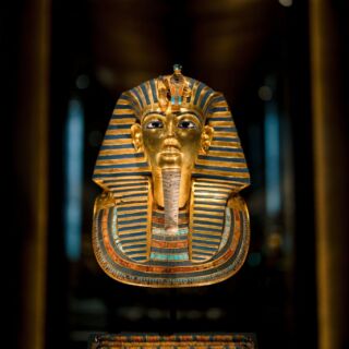 1 listopada oficjalnie otwarto w Gizie Wielkie Muzeum Egipskie 🇪🇬 – jedno z najbardziej wyczekiwanych muzeów na świecie. To największa przestrzeń poświęcona starożytnemu Egiptowi, zaprojektowana tak, by pokazać historię kraju w nowoczesny, przystępny i naprawdę imponujący sposób.
Po raz pierwszy można tu zobaczyć kompletną kolekcję skarbów Tutanchamona, setki nowych eksponatów oraz monumentalną architekturę, która znajduje się dosłownie kilka kroków od piramid.
✨ Marzysz o Egipcie innym niż wszystkie katalogowe wycieczki?
W Planet Escape tworzymy podróże szyte na miarę, dzięki którym odkryjesz ten kraj dokładnie tak, jak chcesz. Nasze przykładowe programy znajdziesz na naszej stronie.
#planetescape #egypt #giza #grandegyptianmuseum #travel #egipt #muzeum #wielkiemuzeumegipskie #podroze #podrozeszytenamiare #biuropodrozy