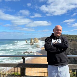 Lubimy podsumowania ✨
Bo to właśnie wtedy wracamy myślami do miejsc, ludzi i momentów, które zostają z nami na dłużej.
Miniony rok to setki zaprojektowanych podróży — tych dalekich i tych bliższych, spokojnych i pełnych wrażeń. To powroty do ulubionych hoteli, odkrywanie nowych kierunków i rozmowy, które zawsze zaczynają się od jednego pytania: jak chcemy podróżować.
Podsumowania przypominają nam, dlaczego robimy to, co robimy. I dlaczego każda podróż ma swój moment.
Dziękujemy, że jesteście z nami — i do zobaczenia w kolejnych podróżach. 🛩
Zespół Planet Escape
#planetescape #podrozeszytenamiare