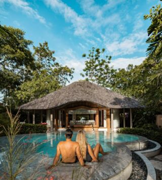 Zanurzcie się w krainę @phulaybayreserve - jednego z najbardziej ekskluzywnych hoteli w Tajlandii 🇹🇭
The Ritz Carlton Phulay Bay dysponuje zaledwie 54 willami, z których widać Morze Andamańskie i zachwycającą zatokę Phang Nga.
📍Nadmorska lokalizacja w prowincji Krabi jest tak idealna, że hotel pojawił się w wielu filmach hollywoodzkich produkcji.
2nd 📸: @travelmonster.nl
luksusowy hotel w Tajlandii | wakacje szyte na miarę | wakacje w Tajlandii
#luxuryhotels #tailormadeholidays #quietluxury
