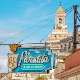 Wybieracie się na Kubę? 🇨🇺
Jest jedno miejsce w Hawanie, które warto odwiedzić.
El Floridita 🍷 to właśnie tutaj Ernest Hemingway pił swoje ulubione daiquiri, a atmosfera starej Hawany wciąż jest wyczuwalna przy barze. Klasyczne wnętrze, muzyka w tle i koktajl, który smakuje tu dokładnie tak, jak powinien.
Wnętrze pamięta dekady rozmów, muzyki i dymu cygar, a barowe stołki widziały więcej historii niż niejeden salon literacki.
Jeśli Kuba jest w Waszych planach – El Floridita wpiszcie obowiązkowo!
#planetescape #kuba #hawana #podrozeszytenamiare #wakacje #zwiedzajświat #cuba #havana #floriditabar #bar #ernesthemingway #travel #holidays