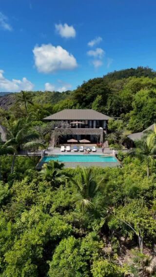 Na wyspie Mahe, pośród tropikalnej zieleni Seszeli, znajduje się @fsseychelles 🩵
Prywatne wille z basenami infinity, ukryte w dżungli lub kilka kroków od plaży, dają pełną swobodę i poczucie prywatności. Dni mijają tu między białym piaskiem, relaksem przy basenie i aktywnościami na wodzie 🏄‍♀️
A jeśli marzy Wam się chwila dla siebie - spa z panoramicznym widokiem na zatokę to absoluty must have 💆🧖‍♀️
#seychellesisland🇸🇨 #luksusowewakacje #traveladdict #tailormadetravel #fourseasonshotel