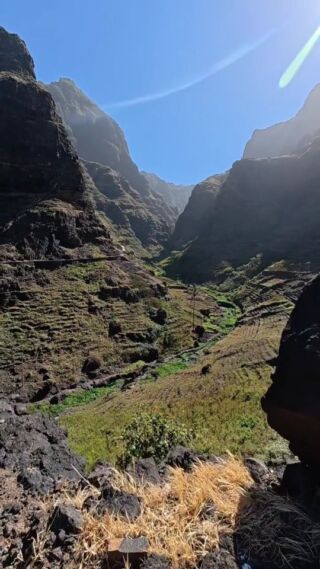 Tak wygląda Santo Antão - najbardziej dzika i najbardziej zielona z wysp Cabo Verde. Znajdziecie tu wspaniałe szlaki trekkingowe, prowadzące wzdłuż oceanu, do ukrytych między wzgórzami wiosek przyklejonych do urwistego zbocza... My już przetarliśmy szlaki, pora na Was :)
#caboverde #santoantao #trekking #adventure