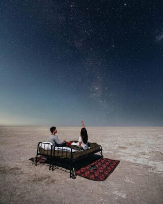 𝐌𝐚𝐤𝐠𝐚𝐝𝐢𝐤𝐠𝐚𝐝𝐢 𝐒𝐚𝐥𝐭 𝐏𝐚𝐧𝐬, 𝐁𝐨𝐭𝐬𝐰𝐚𝐧𝐚 ✨Wyobraźcie sobie nocleg w miejscu, gdzie horyzont nie ma końca, a nad Wami rozciąga się niebo pełne gwiazd. Bez świateł miasta. Bez hałasu. Tylko cisza, przestrzeń i jeden z najpiękniejszych widoków, jakie można zobaczyć w Afryce 🌍
Kto z Was zdecydowałby się na nocleg pod gołym niebem w takim miejscu?
Autor zdjęcia: @skipwithgrace (Instagram)
#planetescape #botswana #makgadikgadipans #nature #wild #africa #safari #safariinstyle #camp #underthestars #amazingworld #travelinspiration #afryka #podrozeszytenamiare #inspiracjapodroznicza