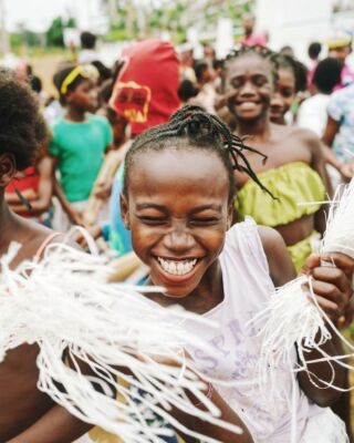 Są miejsca, które nie próbują nikogo olśnić na siłę. Nie budują wrażeń z neonów, wielkich resortów i tłumów na deptakach. Wyspy Świętego Tomasza i Książęca zachwycają spokojem, zielenią i poczuciem, że trafiło się do świata, który wciąż żyje własnym rytmem.
Na mapie Afryki to punkt łatwy do przeoczenia — archipelag położony ok. 350 km od zachodniego wybrzeża kontynentu. A jednak pod względem krajobrazów ma skalę zaskakująco „dużego” kierunku: wulkaniczne szczyty, gęste lasy, dzikie plaże, plantacje kakao i mniejsze miejscowości z kolonialnym śladem w architekturze.
To właśnie ten kontrast — tropikalna natura i kameralna atmosfera — sprawia, że Wyspy Świętego Tomasza i Książęca są dziś jednym z najciekawszych kierunków dla osób szukających autentycznej egzotyki.
Jeśli marzy się Wam podróż inna niż wszystkie — zapraszamy do zapoznania się z naszą ofertą wyjazdów na Wyspy Świętego Tomasza i Książęcą. Link do naszej strony w bio.
#planetescape #africa #wyspyswietegotomaszaiksiazeca #saotomeandprincipe #saotome #principe #afryka #egzotyka #podróże #podroze #podróższynamiare #podrozeszytenamiare #wyjazdmarzen #podrozinspiruje #wyspy #tropiki #africatravel #offthebeatenpath #luxurytravel #butikowepodroze