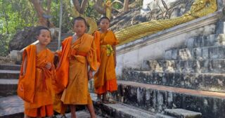 Gosia z zespołu Planet Escape zaprasza Was dziś na krótką fotorelację ze swojej podróży po północnym Wietnamie i Laosie. O swojej podróży pisze tak: Oba te kraje zachwycają piękną przyrodą, bogatą kulturą, obłędną kuchnią, a przede wszystkim uśmiechniętymi, serdecznymi ludźmi. Wietnam to kraj, w którym tradycja splata się z nowoczesnością – starożytne świątynie sąsiadują tu z tętniącymi życiem miastami, a w oddali zielenią się malownicze tarasy ryżowe. Laos to miejsce, gdzie można poczuć prawdziwą harmonię z naturą. Wędrując po górskich szlakach i urokliwych wioskach, poczujecie, jakby czas na chwilę się zatrzymał. Wśród zielonych wzgórz, nad brzegiem szeroko rozlanego Mekongu, leży prawdziwy laotański skarb – Luang Prabang. To miasto pełne kolonialnej architektury, majestatycznych świątyń i gwarnych kawiarenek. Zobaczcie kilka zdjęć z mojej podróży, może Was zainspirują do kolejnej wyprawy.
#planetescape #wietnam #laos #podrozeszytenamiare #luangbrapang #biuropodrozy #visitvietnam #visitlaos #vietnam #nature #amazingworld #neverstopexploring #tailo#tailormadeholidaze