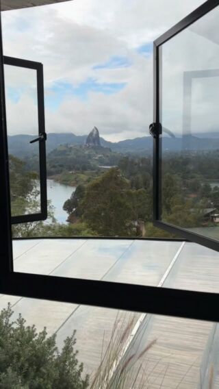 Nie powiemy Wam, że Kolumbia jest najpiękniejsza na świecie - to byłoby zbyt proste 🇨🇴
Powiemy za to coś lepszego - Kolumbii nie da się tak po prostu porównać.
Bo gdzie indziej poranek smakuje świeżo paloną kawą, a klika godzin później jesteście już w miejscu, które wygląda jak zupełnie inny świat?
Kolumbia jest kierunkiem, który wybija z rutyny i zaskakuje - i właśnie dlatego warto tam polecieć 💃
podróż do Kolumbii | wakacje w Kolumbii | wakacje szyte na miarę
#colombia #wakacjewkolumbii #podrozeszytenamiare #planetescape