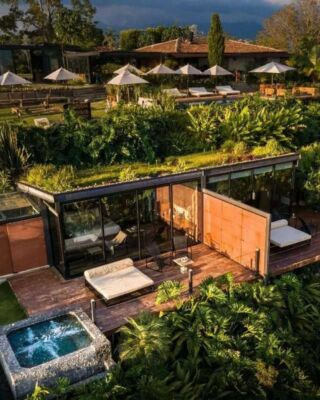 Bio Habitat Hotel - położony w sercu regionu kawowego Kolumbii – Zona Cafetera ☕, wśród zieleni i górskich widoków, łączy design, naturę i spokój w bardzo dopracowanej formie.
✨Dlaczego polecamy? ✨
▪ Przeszklony basen typu infinity z panoramicznym widokiem na zielone wzgórza regionu kawowego, stanowi jeden z głównych wyróżników tego hotelu
▪ Świetna baza do odkrywania Salento, Filandii czy Doliny Cocora
▪ Hotel przeznaczony wyłącznie dla dorosłych, co przekłada się na spokojną, bardziej kameralną atmosferę
▪ Zakwaterowanie jest jednym z największych atutów tego miejsca – nowoczesne, przeszklone domki i apartamenty zostały zaprojektowane tak, by widok, prywatność i bliskość natury były realną częścią pobytu
#planetescape #kolumbia #zonacafetera #visitcolombia #colombia #travel #luxuryhotel #view #amaizngview #nature #besthotel #podroze #podrozeszytenamiare #wakacje
