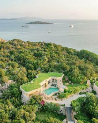 Sardynia w wersji, o której opowiada się po powrocie do domu - hotel @hotelpitrizza na Costa Smeralda 🦋
Jeśli wakacje we Włoszech, to takie:
☀️ z prywatnym basenem
🌊 kilka kroków od morza
🍋 w najbardziej ekskluzywnym wydaniu
Czy istnieje lepsza definicja włoskiego dolce vita?
Sardynia | luksusowy hotel | luksusowy hotel we Włoszech
#luxuryhotels #sardinia #costasmeralda #traveladdict #luksusowewakacje