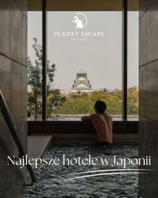 Japonia ma dziś jedną z najciekawszych scen hotelowych na świecie. Są tu miejsca ukryte w lesie, hotele opowiadające historię miasta przez architekturę i sztukę oraz te, które pokazują tropikalne oblicze kraju. Zobaczcie cztery hotele i cztery zupełnie różne historie o Japonii 👉🏻 🔜
Hotel ukryty w prywatnym lesie na obrzeżach Kioto, gdzie pomiędzy porośniętymi mchem kamiennymi ścieżkami rośnie około 3 000 japońskich klonów. Jesienią cały teren zmienia się w intensywnie czerwony ogród, wiosną pojawiają się kwitnące wiśnie, a latem słychać przede wszystkim cykady. Pokoje są współczesną interpretacją tradycyjnych ryokanów, z matami tatami, drewnem i ogromnymi wannami z hinoki. W @aman_kyoto największym luksusem jest cisza. 🍃
Patina Osaka stoi pomiędzy ruinami dawnego pałacu Naniwa-no-Miya a Zamkiem Osaka i właśnie wokół 1300-letniej historii tego miejsca zbudowano jego współczesny design. W środku warto zwrócić uwagę na detale: instalację stworzoną z drewna odzyskanego z lokalnych fabryk, monumentalne złote dzieło opowiadające historię miasta czy ,,listening room” z kolekcją winyli i analogowym systemem audio. Wieczorem najlepiej przenieść się do Sonata Bar, skąd rozciąga się fantastyczny widok na Zamek Osaka. 🌃
Japonia, ale zupełnie inna niż Tokio czy Kioto. Miyakojima to turkusowa woda, białe plaże i subtropikalny krajobraz archipelagu Okinawy. Rosewood przenosi tu swój charakterystyczny, dyskretny luksus do prywatnych willi otoczonych naturą. Hotel świetnie zmienia tempo całej podróży – po intensywnym zwiedzaniu Japonii kilka dni na wyspie staje się jej zupełnie nowym rozdziałem. 🌊
Młodsza siostra Aman, ale zdecydowanie nie jego kopia. @janutokyo jest bardziej energetyczne, kolorowe i towarzyskie. Zamiast odcinać Gości od miasta, ma sprawić, że przez kilka dni poczują się częścią współczesnego Tokio. Hotel mieści się w Azabudai Hills i posiada aż osiem restauracji i barów oraz imponującą, czteropoziomową strefę spa i odnowy. Na szczególną uwagę zasługuje Sumi – kameralna restauracja z zaledwie 13 miejscami przy otwartej kuchni, gdzie kolejne dania przygotowywane są na oczach Gości, nad rozżarzonym węglem. 🗼