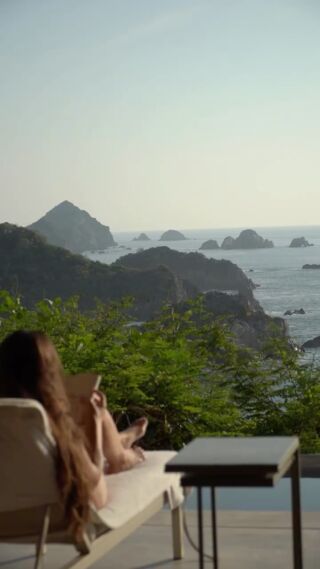 Four Seasons Resort Tamarindo - dla tego hotelu warto zaplanować całą podróż do Meksyku 🌿✨
@fstamarindo położony jest na wybrzeżu Costalegre, w prywatnym rezerwacie przyrody o powierzchni ponad 1200 hektarów. Na Gości czekają tu trzy plaże, kaskadowe baseny typu infinity z widokiem na Pacyfik, 18-dołkowe pole golfowe oraz spektakularne apartamenty i wille – część z prywatnymi basenami zawieszonymi nad oceanem.
Wyjątkowe położenie i architektura wpisana w otaczającą naturę zostały docenione także przez The World’s 50 Best Hotels. W 2025 roku Four Seasons Tamarindo zadebiutował w zestawieniu na 55. miejscu na świecie. 🏆
Tak wygląda pobyt w jednym z najbardziej wyjątkowych resortów Meksyku 👆🏻🇲🇽
#FourSeasonsTamarindo #fourseasons #Worlds50BestHotels #luksusowewakacje