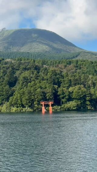 Jeden z tych widoków, dla których warto wybrać się do Japonii! 🇯🇵 Góra Fuji widziana z jeziora Ashi w Hakone ⛩️
#planetescape #podrozeszytenamiare #japonia