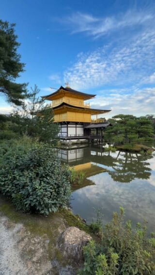 Kinkaku-ji, czyli Złoty Pawilon, to jedno z najbardziej wyjątkowych miejsc w Kioto. Pokryta płatkami złota świątynia, odbijająca się w tafli stawu, tworzy jeden z najbardziej niezwykłych widoków w Japonii 🇯🇵
#planetescape #podrozeszytenamiare #japonia #kioto
