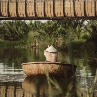 Nowość w ofercie Planet Escape! 🏮🛶 W Namia River Retreat dzień można rozpocząć od rejsu po rzece Thu Bon, wycieczki rowerowej do Hoi An albo jednego z codziennych, 90-minutowych rytuałów wellness inspirowanych tradycyjną medycyną wietnamską. Ten butikowy hotel, ukryty w tropikalnych ogrodach na niewielkiej wyspie, oferuje również prywatne wille z basenami.
Planujecie podróż do Wietnamu 🇻🇳? Zapytajcie nas o pobyt w Namia River Retreat!
Więcej informacji o hotelu:
https://bit.ly/4z7Vy6U
#planetescape #wietnam #podrozeszytenamiare