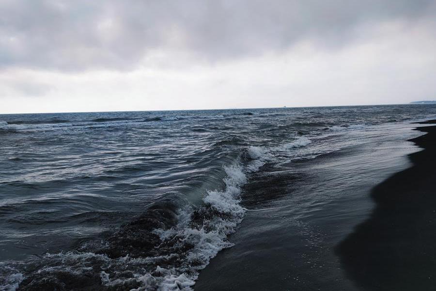 Ureki, Magnetiti black sand beach